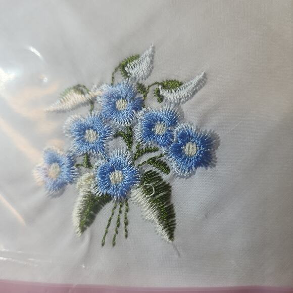 NWT Axxents Embroidered Floral Handkerchiefs Pk2 VTG Style Daisy Forget Me Nots - Picture 3 of 9
